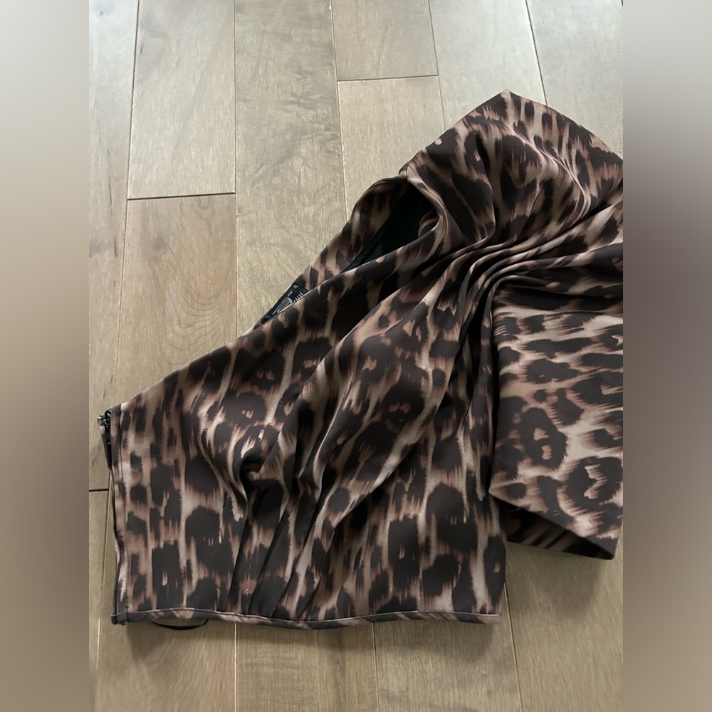 One Shoulder leopard crop top